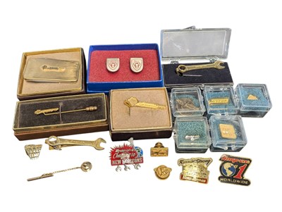Lot 389 - A COLLECTION OF 20TH CENTURY DEALER ISSUE SNAP-ON TOOLS, BADGES, CLIPS, ETC