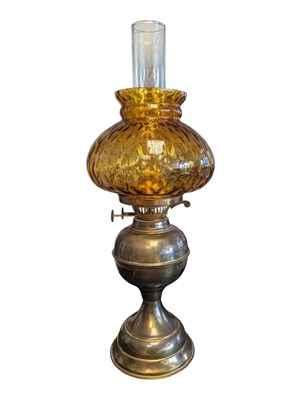Lot 392 - EARLY 20TH CENTURY VINTAGE AMBER GLASS OIL LAMP