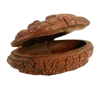 Lot 132 - EARLY 19TH CENTURY NAPOLEONIC PRISONER OF WAR CARVED COQUILLE NUT SNUFF BOX