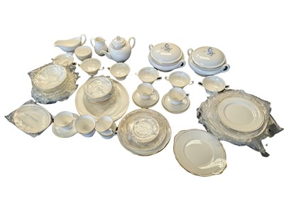 Lot 220 - ROYAL WORCESTER - LARGE VINTAGE CONTESSA CHINA DINNER SERVICE