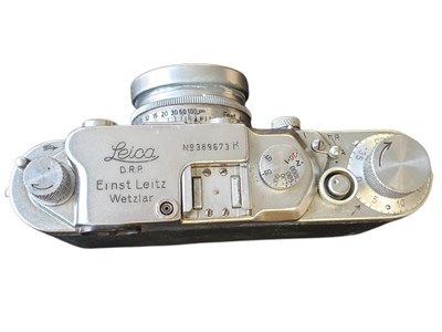 Lot 433 - LEICA, GERMANY - VINTAGE MID CENTURY SLR FILM CAMERA