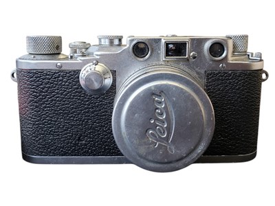 Lot 433 - LEICA, GERMANY - VINTAGE MID CENTURY SLR FILM CAMERA