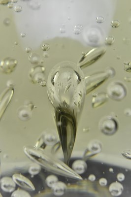 Lot 11 - GLASS 19TH CENTURY GLASS BUBBLE CONTROL DUMP PAPERWEIGHT