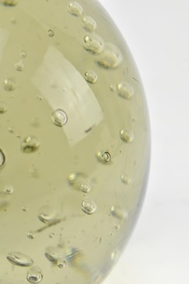 Lot 11 - GLASS 19TH CENTURY GLASS BUBBLE CONTROL DUMP PAPERWEIGHT