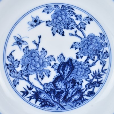 Lot 58 - BLUE AND WHITE CERAMIC PLATE WITH GILT RIM 雍正款 青花花卉盘