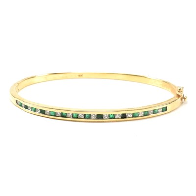 Lot 392 - 18CT GOLD EMERALD & DIAMOND HINGED BANGLE