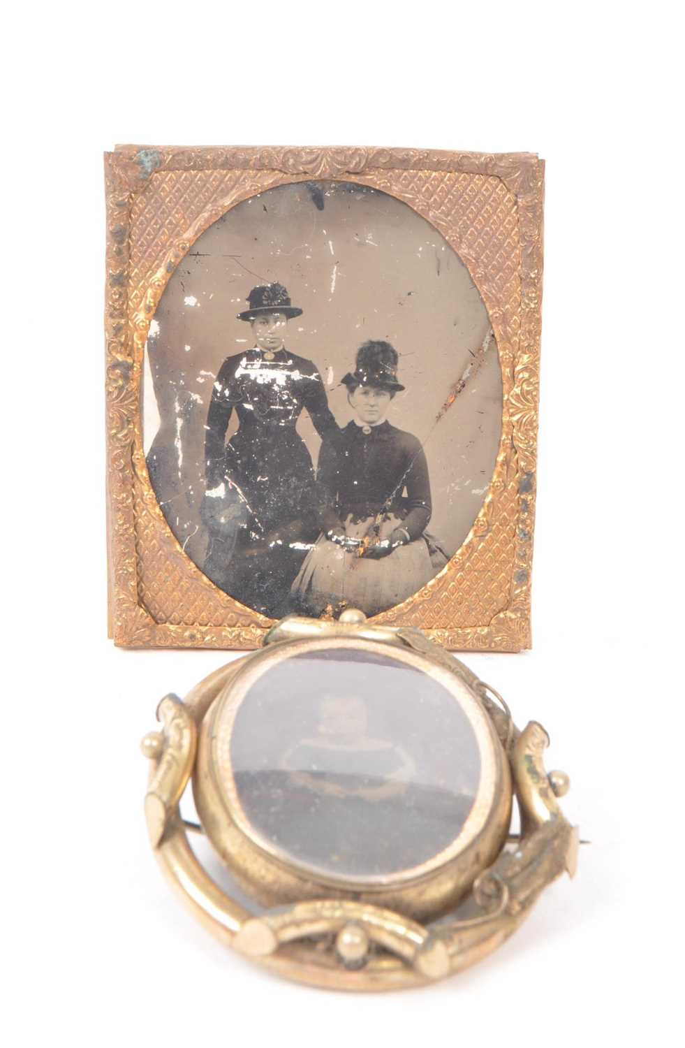 Lot 289 - VICTORIAN MOURNING BROOCH AND PICTURE FRAME WITH VICTORIAN PHOTOGRAPHS