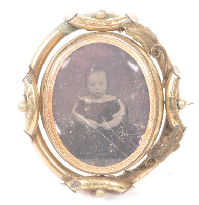 Lot 289 - VICTORIAN MOURNING BROOCH AND PICTURE FRAME WITH VICTORIAN PHOTOGRAPHS