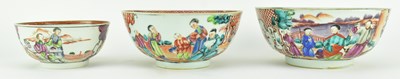 Lot 238 - THREE 18TH / 19TH CENTURY MANDARIN PALETTE BOWLS 清 乾隆 广彩人物碗三件