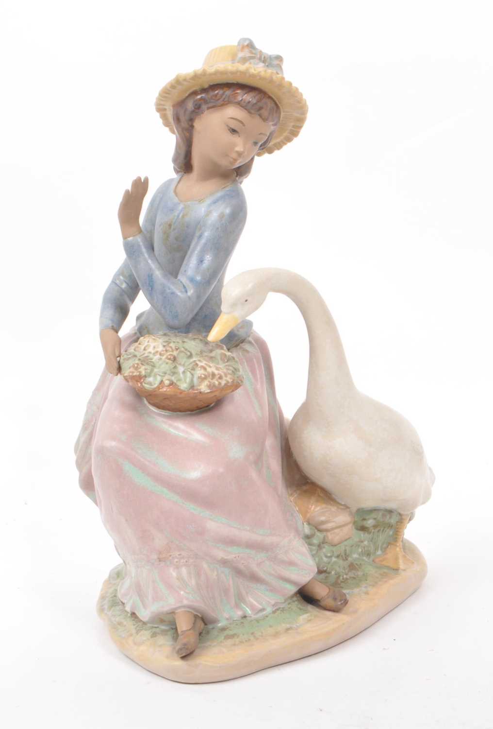 Lot 91 - LLADRO - 1979 'GOOSE TRYING TO EAT' NO. 12312 PORCELAIN FIGURINE