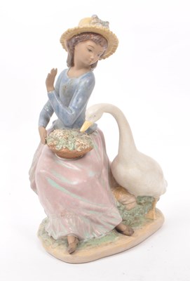 Lot 91 - LLADRO - 1979 'GOOSE TRYING TO EAT' NO. 12312 PORCELAIN FIGURINE