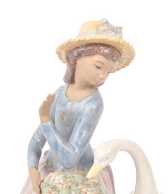 Lot 91 - LLADRO - 1979 'GOOSE TRYING TO EAT' NO. 12312 PORCELAIN FIGURINE