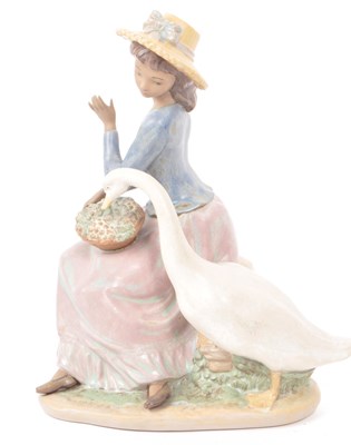 Lot 91 - LLADRO - 1979 'GOOSE TRYING TO EAT' NO. 12312 PORCELAIN FIGURINE