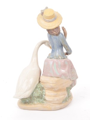 Lot 91 - LLADRO - 1979 'GOOSE TRYING TO EAT' NO. 12312 PORCELAIN FIGURINE