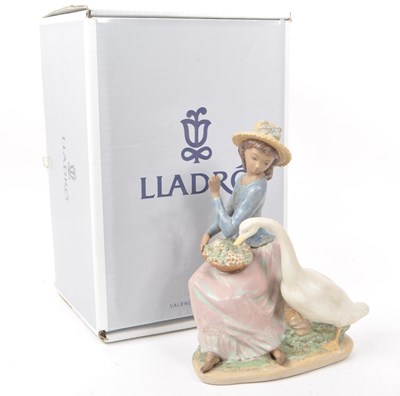 Lot 91 - LLADRO - 1979 'GOOSE TRYING TO EAT' NO. 12312 PORCELAIN FIGURINE