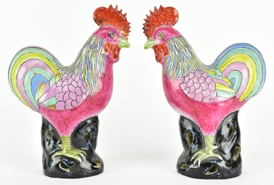 Lot 242 - PAIR OF QING DYNASTY FAMILLE ROSE ROOSTERS 清 粉彩雄鸡一对