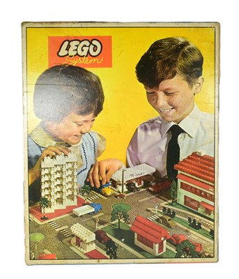 Lot 410 - LEGO - VINTAGE LEGO SYSTEM TOWN SET