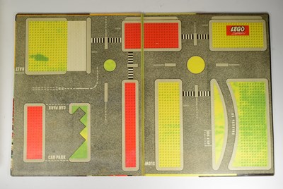 Lot 410 - LEGO - VINTAGE LEGO SYSTEM TOWN SET