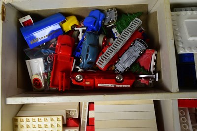 Lot 410 - LEGO - VINTAGE LEGO SYSTEM TOWN SET