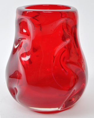 Lot 195 - VINTAGE MID-CENTURY WHITEFRIARS 'KNOBBLY' RED ART GLASS VASE