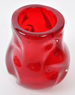 Lot 195 - VINTAGE MID-CENTURY WHITEFRIARS 'KNOBBLY' RED ART GLASS VASE