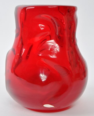 Lot 195 - VINTAGE MID-CENTURY WHITEFRIARS 'KNOBBLY' RED ART GLASS VASE