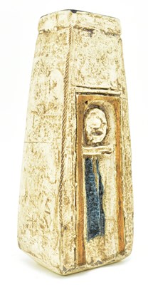 Lot 146 - LINDA TAYLOR FOR TROIKA, CORNWALL - 20TH CENTURY HAND PAINTED COFFIN POTTERY VASE