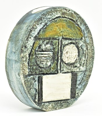 Lot 179 - LINDA TAYLOR FOR TROIKA, CORNWALL - 20TH CENTURY HAN DPAINTED POTTERY WHEEL VASE