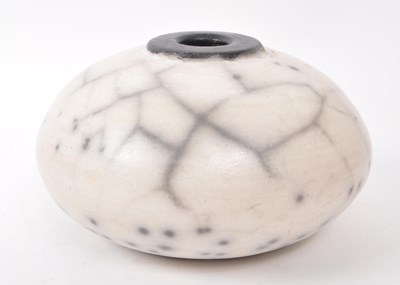 Lot 408 - SUSIE CURTIS - CONTEMPORARY AUSTRALIAN STUDIO POTTERY SQUAT POT VASE