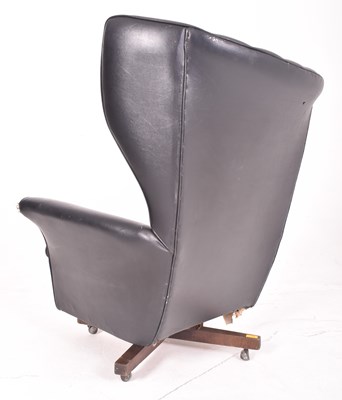 Lot 46 - G-PLAN BLOFELD - MODEL 6250 - MID CENTURY LEATHER SWIVEL ARMCHAIR